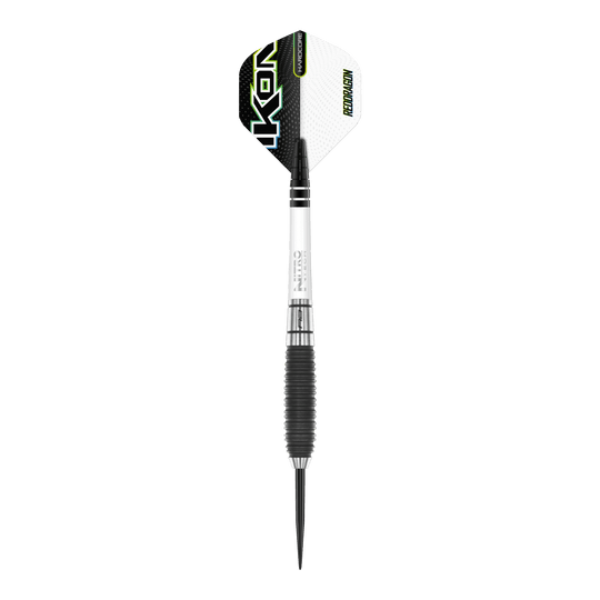 Red Dragon Ikon 3 Steeldarts Das Bild zeigt einen Red Dragon Ikon 3 Steeldart. Der Dart ist schwarz, silber und weiß gestaltet, mit einem markanten Schriftzug auf den Flights.