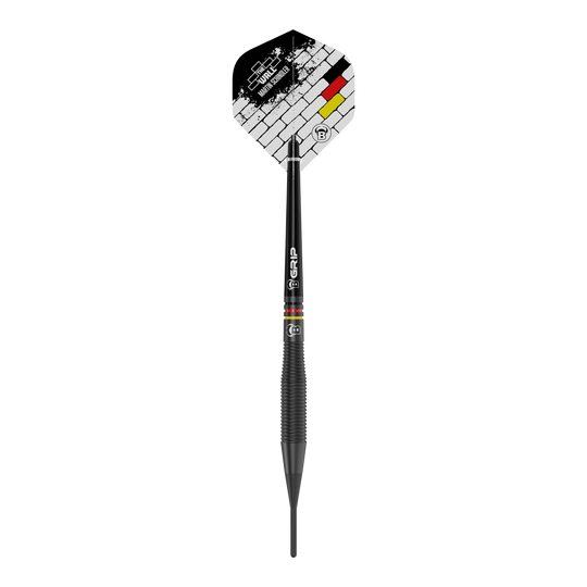 Dies ist ein schwarzer Softdart namens "Bulls Martin Schindler The Wall Black Brass" mit einem Gewicht von 18 Gramm. Auf dem Flight sind ein Mauer-Design und die Farben der deutschen Flagge zu sehen.