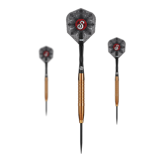 Shot Pro Series Jake Womack Steel Darts - 23g Das Bild zeigt die Shot Pro Series Jake Womack Steeldarts - 23g. Die Darts haben einen goldfarbenen Schaft und ein schwarzes Flight mit auffälligem Muster und rotem Logo.