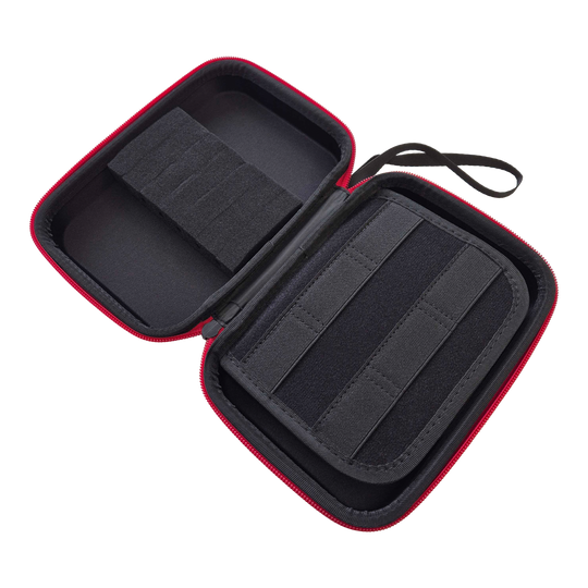 Hier sieht man ein weiteres Bild eines schwarzen Dartcases. Dieses Etui ist zur Aufbewahrung von Dartzubehör geeignet.