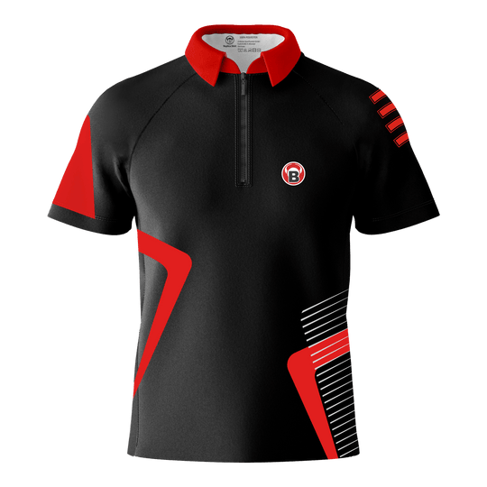 Bulls Team Dart Shirt - Red Das Bild zeigt ein schwarzes Dartshirt mit roten und weißen Akzenten. Auf der linken Brust befindet sich ein rundes Logo mit einem "B".