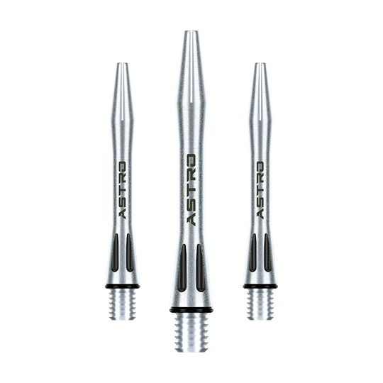 7012-101_Winmau_Astro_Aluminium_Shafts_Schwarz_35mm_1 Das Bild zeigt drei silberne Winmau Astro Aluminium Shafts mit schwarzem Akzent. Auf jedem Shaft steht das Wort "ASTRO" geschrieben.