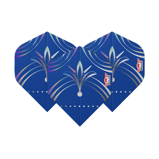 Das Bild zeigt drei blaue Dart-Flights mit einem silbernen und lilafarbenen Muster. Auf jedem Flight ist das Logo von Bulls zu sehen.