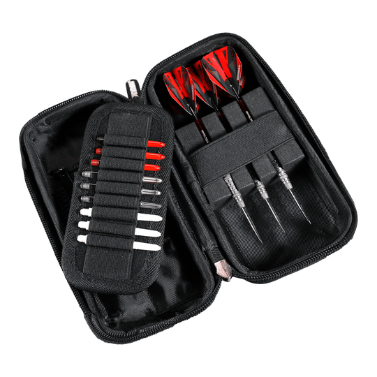 Winmau Armor G1 Dart Wallet Das Bild zeigt ein offenes Dart-Etui mit drei zusammengebauten Darts und mehreren Ersatzteilen. Die Darts haben rote und schwarze Flights und das Etui ist schwarz.