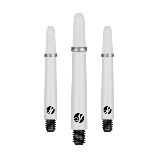 Shot Koi Carbon Shafts - White Auf dem Bild sind drei weiße Dartschäfte mit schwarzem Gewinde zu sehen. Sie haben ein silbernes Ringdetail und ein schwarzes Logo auf jedem Schaft.