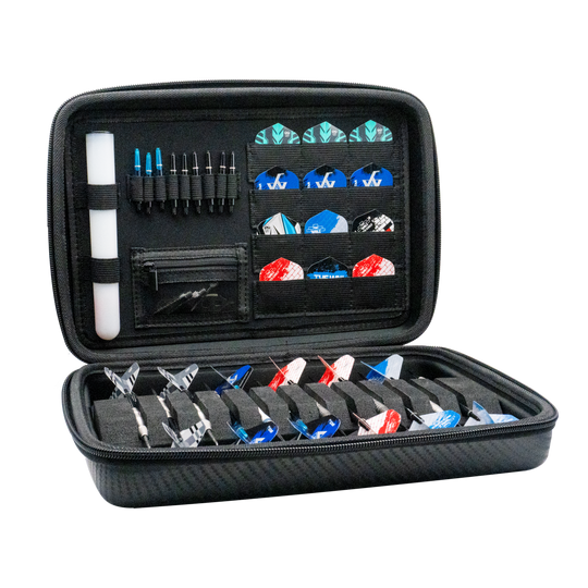 Bulls Orbis XXL dart case - carbon gray Das Bild zeigt das Bulls Orbis XXL Dartcase in Carbongrey, geöffnet mit verschiedenen Darts und Zubehör ordentlich einsortiert. Das Etui bietet viel Platz für Darts, Flights und weiteres Zubehör.