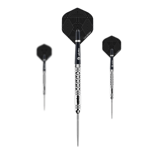 Caliburn Wolfpack W1 steel darts - 23g Das Bild zeigt drei Steeldarts des Produkts "Caliburn Wolfpack W1 Steeldarts - 23,5g". Die Darts haben silberne Spitzen und Schäfte mit schwarzen Flights, die geometrische Muster zeigen.