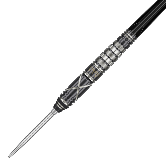 Das Bild zeigt den Target Japan Black Marque Chaos 2 SP Steeldart. Der Dart hat ein elegantes, schwarzes Design mit silbernen Akzenten und feinen Rillen für besseren Halt.