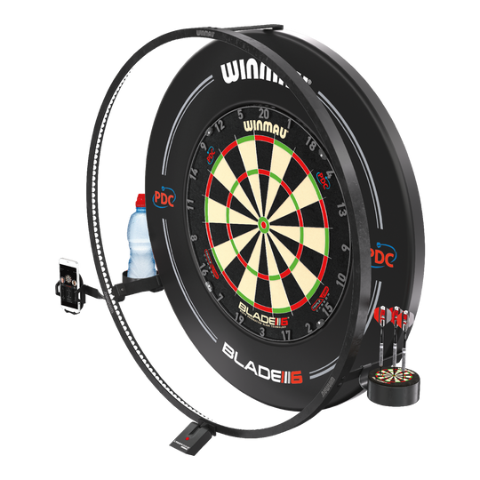 Winmau Plasma Accessory Set Das Bild zeigt das Winmau Plasma Zubehör Set rund um eine Dartscheibe. Es enthält eine LED-Beleuchtung, Halterungen für ein Handy, eine Trinkflasche und Dartpfeile.