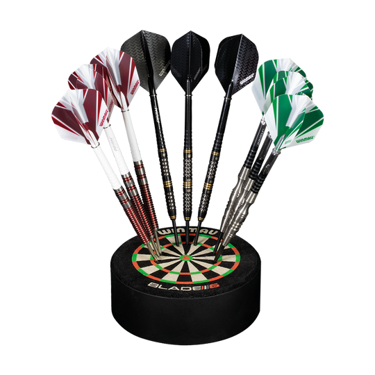 Das Bild zeigt den Winmau Dart Dock Blade 6 Dartständer mit sechs Darts darauf. Der Ständer hat ein Design, das einer Dartboardscheibe ähnelt.