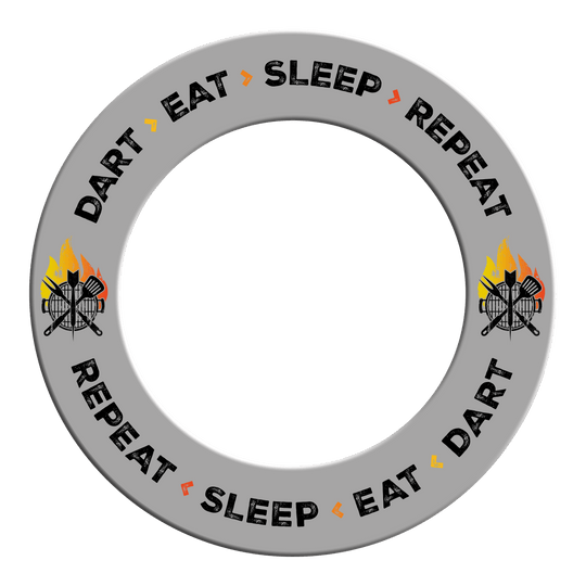 McDart Dartboard Surround - Dart Eat Sleep Repeat Es ist ein Dartboard-Surround in Grau mit dem Text 'Dart Eat Sleep Repeat'. Das Bild zeigt das Produkt aus einer bestimmten Perspektive.