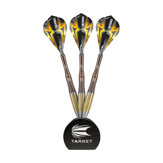 119091_Target_Acryl_Display_Stand_2 Das Bild zeigt den "Target Acryl Display Ständer" mit drei Dartpfeilen. Die Pfeile sind stilvoll aufrecht im Ständer angeordnet.