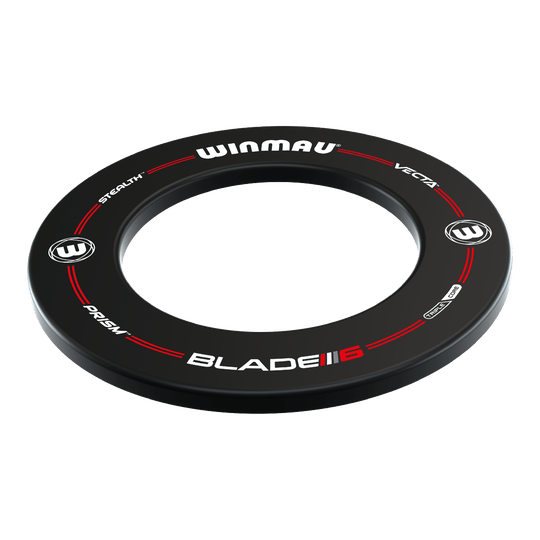 Das Bild zeigt das Produkt "Winmau Pro-Line Blade 6 Dartboard Surround". Es ist ein schwarzer Dartboard-Ring mit weiß-rotem Aufdruck und dient zum Schutz der Wand um das Dartboard.