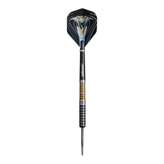 Unicorn Maestro Jeffrey De Zwaan Phase 3 steel darts Das Bild zeigt einen Unicorn Maestro Jeffrey De Zwaan Phase 3 Steeldart. Der Dart ist schwarz mit silbernen und goldenen Akzenten und zeigt ein auffälliges Schlangendesign auf dem Flight.