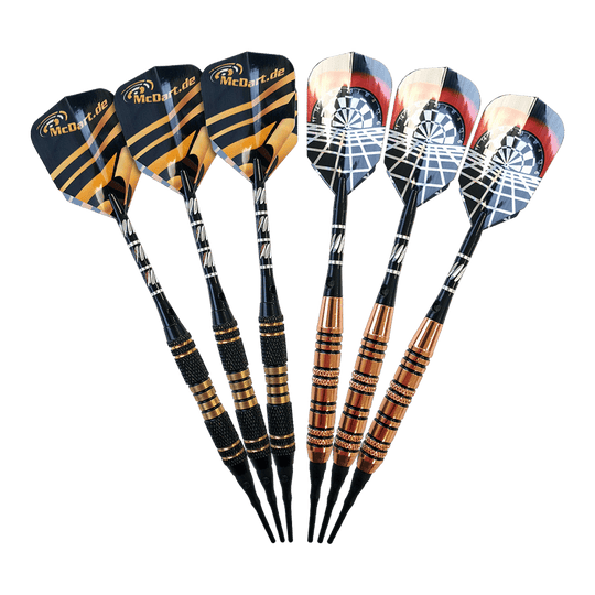McDart Tasche mit 6 Softdarts und Zubehör Auf dem Bild sind sechs Softdarts in zwei verschiedenen Designs zu sehen. Die Darts gehören zum Produkt "McDart Tasche mit 6 Softdarts und Zubehör".