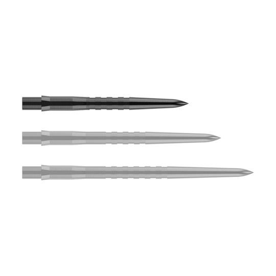 Auf dem Bild sind drei schwarze, gerillte Steeldartspitzen zu sehen. Sie liegen parallel nebeneinander auf einem transparenten Hintergrund.