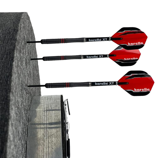 Karella soundproofing for steel dartboards with integrated surround ring Das Bild zeigt einen Schallschutzring von Karella für Steeldartboards mit integriertem Auffangring. Drei Pfeile stecken in dem Dartboard mit dem Surround-Ring.