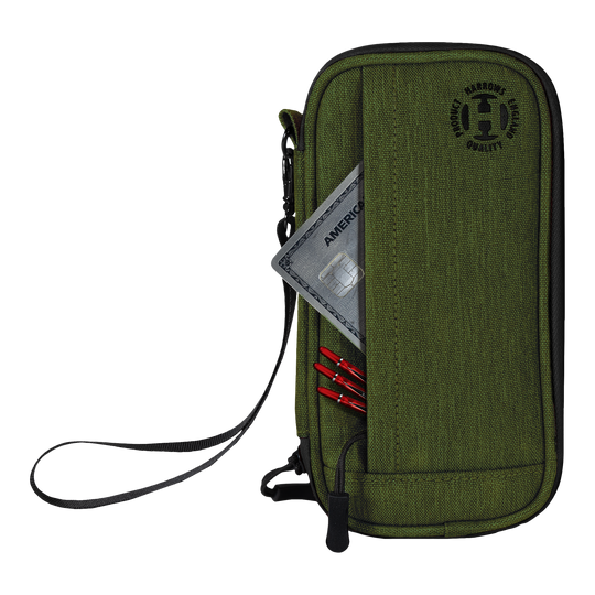 Harrows Smart Case Dartwallet Auf dem Bild ist ein grünes Dart-Etui mit einer Handschlaufe zu sehen. In einer Außentasche stecken eine Kreditkarte und mehrere rote Dartspitzen.
