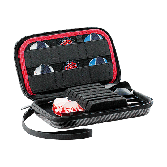 66378_Bulls_Orbis_XL_Dartcase_Carbongrey_2 Das Bild zeigt das Produkt "Bulls Orbis XL Dartcase - Carbongrey". Das Dartcase ist geöffnet und enthält mehrere Darts und Dartflights, die ordentlich in Fächern verstaut sind.
