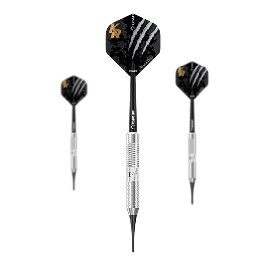 Das Bild zeigt drei silberne Softdarts des Modells "Bulls Krzysztof Ratajski Brass Silver Softdarts - 18g". Die Flights sind schwarz mit goldenen Initialen und Krallen-Design.