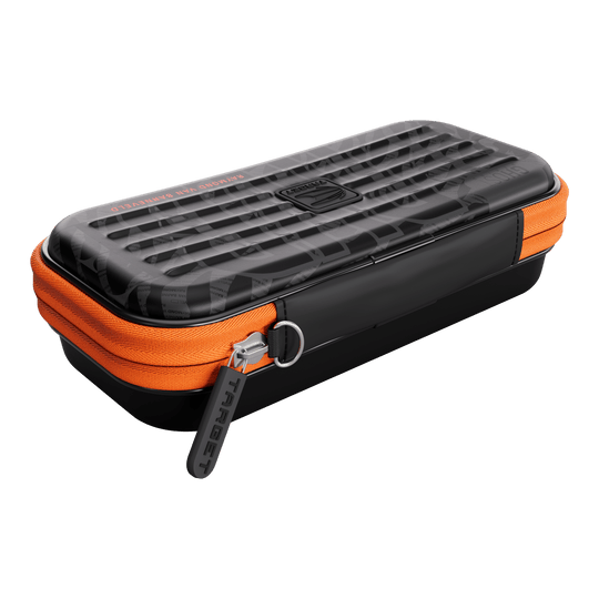 Takoma Ghost Series Raymond Van Barneveld dart case Hier ist das Takoma Ghost Series Raymond Van Barneveld Dartcase zu sehen. Das Dartcase dient zur sicheren Aufbewahrung von Darts und Zubehör.