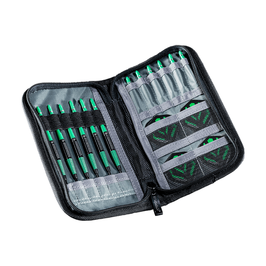 Das Bild zeigt das Winmau Urban Slim Dartcase in Schwarz, geöffnet mit mehreren Darts und Zubehör ordentlich einsortiert. Das Etui verfügt über verschiedene Fächer zur sicheren Aufbewahrung der Dartpfeile und Flights.