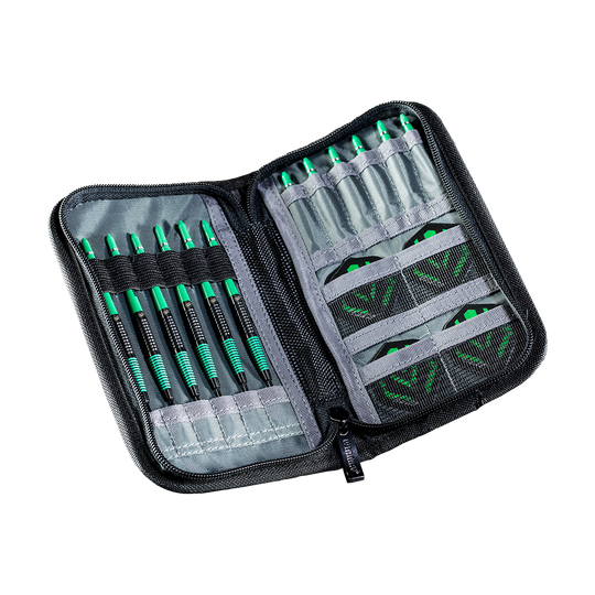 8324_Winmau_Urban-Slim_Dartcase_Schwarz_1 Das Bild zeigt das Winmau Urban Slim Dartcase in Schwarz, geöffnet mit mehreren Darts und Zubehör ordentlich einsortiert. Das Etui verfügt über verschiedene Fächer zur sicheren Aufbewahrung der Dartpfeile und Flights.