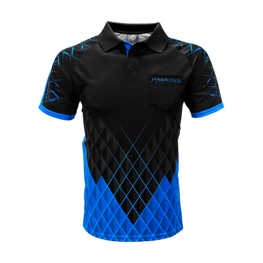 HRS-26135_Harrows_Paragon_Dartshirt_Blau_1 Das Bild zeigt das Harrows Paragon Dartshirt in Blau. Das Shirt hat ein modernes, schwarzes Design mit blauen geometrischen Mustern und einem Kragen.