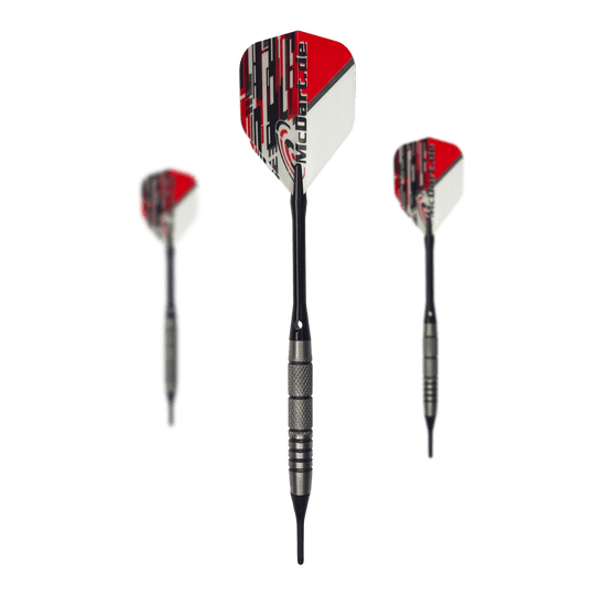 McDart 85 Tungsten V9 soft darts - 17.5g Das Bild zeigt drei McDart 85er Tungsten V9 Softdarts mit einem Gewicht von 17,5g. Die Darts haben silberne Barrels und rot-weiße Flights mit dem Aufdruck "McDart.de".