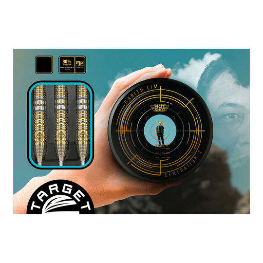 Target Japan Hot Shot GEN2 steel darts - 23g Das Bild zeigt das Produkt "Target Japan Hot Shot GEN2 Steeldarts - 23g" in einer ansprechenden Verpackung. Links sind die drei gold-silbernen Steeldarts zu sehen, rechts die runde Verpackungsbox mit Design und Zielscheibenmotiv.