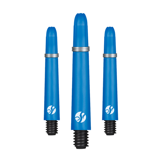 Auf dem Bild sind drei blaue Dartschäfte in unterschiedlicher Länge zu sehen. Sie bestehen aus Carbon und haben schwarze Gewinde sowie silberne Ringe.