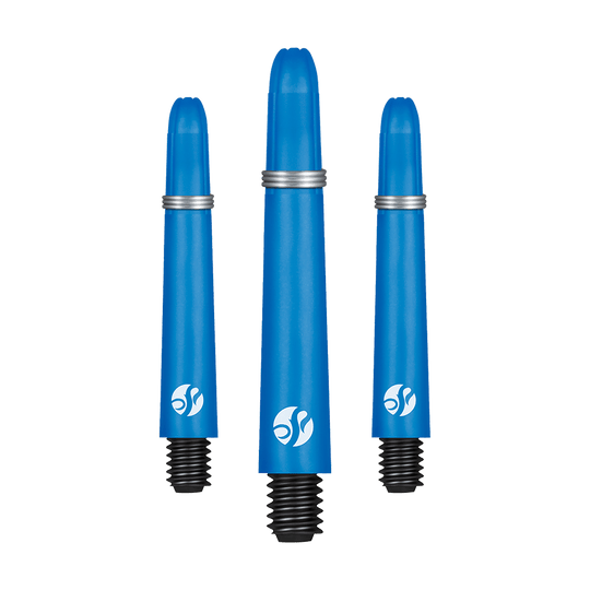 Shot Koi Carbon Shafts - Blue Auf dem Bild sind drei blaue Dartschäfte in unterschiedlicher Länge zu sehen. Sie bestehen aus Carbon und haben schwarze Gewinde sowie silberne Ringe.
