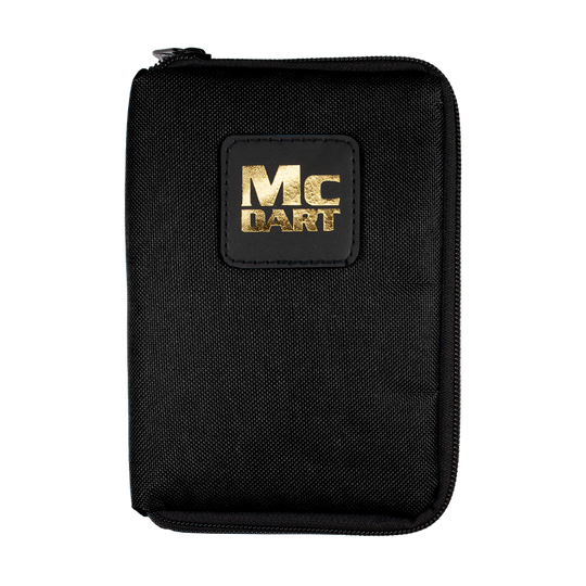 McDart Tasche mit 6 Softdarts und Zubehör Auf dem Bild ist eine schwarze Tasche mit einem goldenen "MC DART"-Logo zu sehen. Es handelt sich um die "McDart Tasche mit 6 Softdarts und Zubehör".
