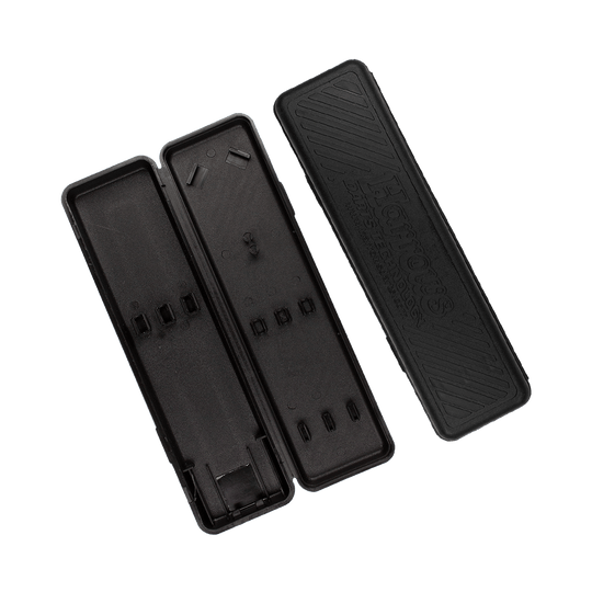 Plastikbox-HarrowsL3xgnwNut4gKC Auf dem Bild ist ein geöffnetes, schwarzes Kunststoffetui zu sehen. Es dient zur Aufbewahrung der Harrows Supergrip 90% Tungsten Steeldarts.