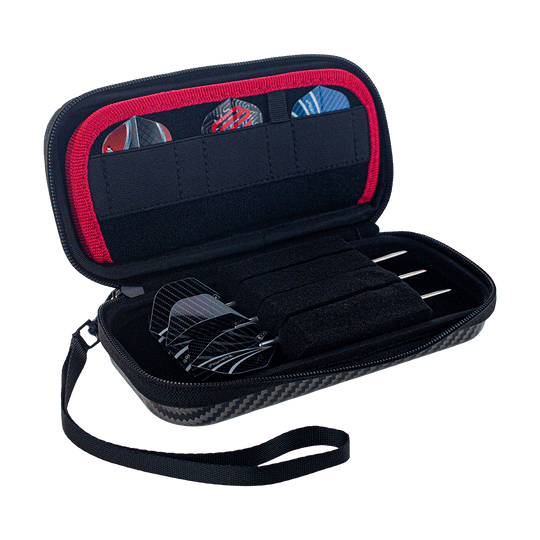 Das Bild zeigt das Bulls Orbis S Dartcase in der Farbe Carbongrey. Das Etui ist geöffnet und enthält Darts sowie Fächer für weiteres Zubehör.