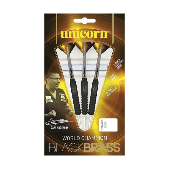 27664_Unicorn_Black_Brass_Gary_Anderson_V2_Steeldarts_3 Das Bild zeigt eine Packung Unicorn Black Brass Gary Anderson V2 Steeldarts. Auf der Verpackung sind drei schwarze Darts sowie ein Foto und die Unterschrift von Gary Anderson zu sehen.