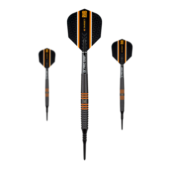 Das Bild zeigt drei schwarze Softdarts der Marke Target RVB 80% Black Tungsten. Die Darts haben orangene Akzente und die Flights sind mit dem Schriftzug "RVB" versehen.