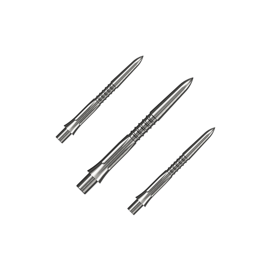 Auf dem Bild ist ein Set silberner Steeldartspitzen mit 26 mm Länge zu sehen. Mehrere Spitzen sind zusammen angeordnet.