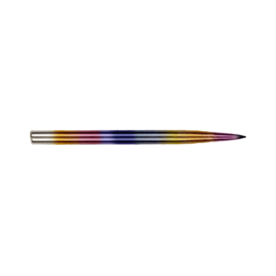 Das Bild zeigt eine bunte, metallische Dartspitze. Die Spitze hat einen Regenbogenfarbverlauf und ist schlank und spitz zulaufend.