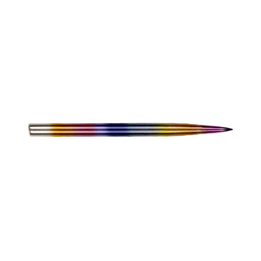 BU57614_BullsNL_Rainbow_Steeldartspitzen_35mm_2 Das Bild zeigt eine bunte, metallische Dartspitze. Die Spitze hat einen Regenbogenfarbverlauf und ist schlank und spitz zulaufend.