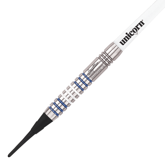 Das Bild zeigt die Unicorn Silver Star Version 3 Gary Anderson Softdarts. Drei silberne Dartpfeile liegen nebeneinander auf weißem Hintergrund.