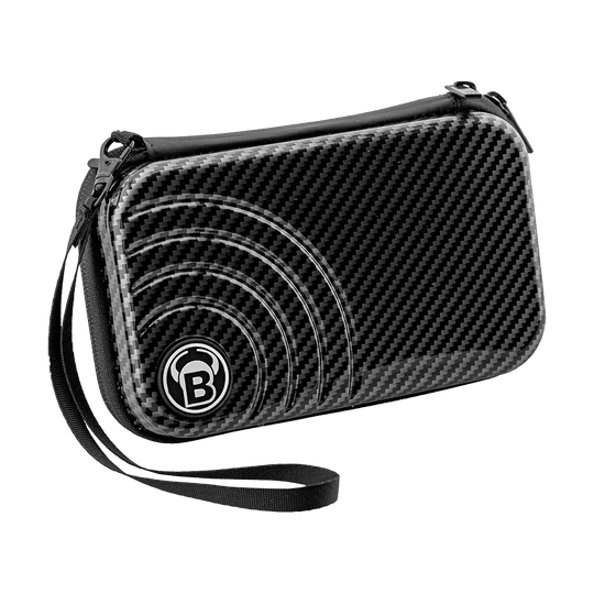 66378_Bulls_Orbis_XL_Dartcase_Carbongrey_1 Das Bild zeigt ein schwarzes Dartcase mit Carbon-Optik und einem dezenten Muster auf der Vorderseite. Am unteren Rand befindet sich ein rundes Logo mit einem "B" in der Mitte.