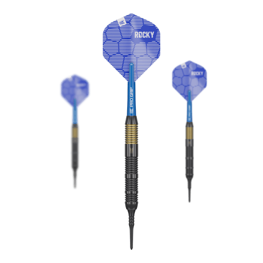 Target Josh Rock Brass Soft Darts - 18g Das Bild zeigt drei Softdarts des Modells "Target Josh Rock Brass Softdarts - 18g". Die Darts haben blaue Flights mit der Aufschrift "ROCKY" und einem schwarz-goldenen Barrel.