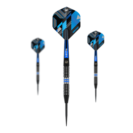 Winmau Galactics Steeldarts Das Bild zeigt drei Winmau Galactics Steeldarts mit schwarzem, blauem und silbernem Design. Die Darts haben auffällige Flights mit geometrischen Mustern in Blau und Schwarz.