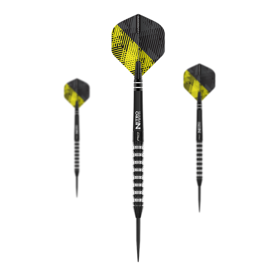 Red Dragon Razor Edge Elite steel darts Auf dem Bild sind drei Steeldarts mit schwarzen und silbernen Griffen zu sehen. Die Flights haben ein schwarz-gelbes Muster.