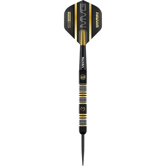 1481_Winmau_Michael_Van_Gerwen_Trilogy_Steeldarts_1BoNJxaXpAKJJ8 Dies ist ein schwarzer Steeldartpfeil mit goldenen und silbernen Akzenten. Auf dem Flight stehen die Buchstaben "MVG" und "Winmau".