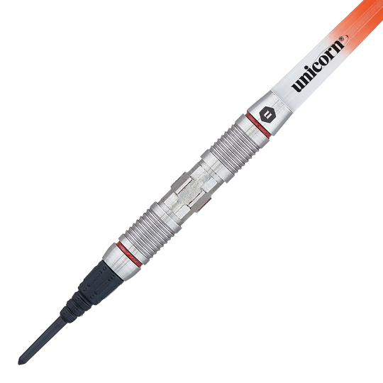 Unicorn Ballista Style 2 soft darts Das Bild zeigt einen Softdart namens "Unicorn Ballista Style 2". Der Dart hat einen silbernen, geriffelten Schaft und eine orangefarbene Flight mit der Aufschrift "unicorn".