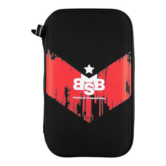 Shot Michael Smith World Champion Pocket Dartcase - Victory Das Bild zeigt ein schwarzes Dart-Etui mit rotem V-Design und der Aufschrift „BSB World Champion“. Es ist das „Shot Michael Smith World Champion Pocket Dartcase - Victory“.