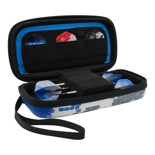 Das Bild zeigt ein geöffnetes Dartcase mit mehreren Darts und Flights darin. Das Etui ist blau-weiß und trägt das Design des Bulls Orbis S Martin Schindler Dartcase.