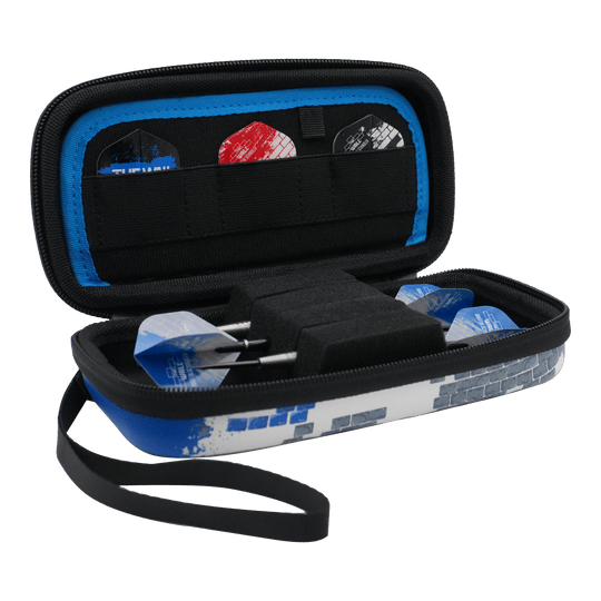 Bulls Orbis S Martin Schindler dart case Das Bild zeigt ein geöffnetes Dartcase mit mehreren Darts und Flights darin. Das Etui ist blau-weiß und trägt das Design des Bulls Orbis S Martin Schindler Dartcase.